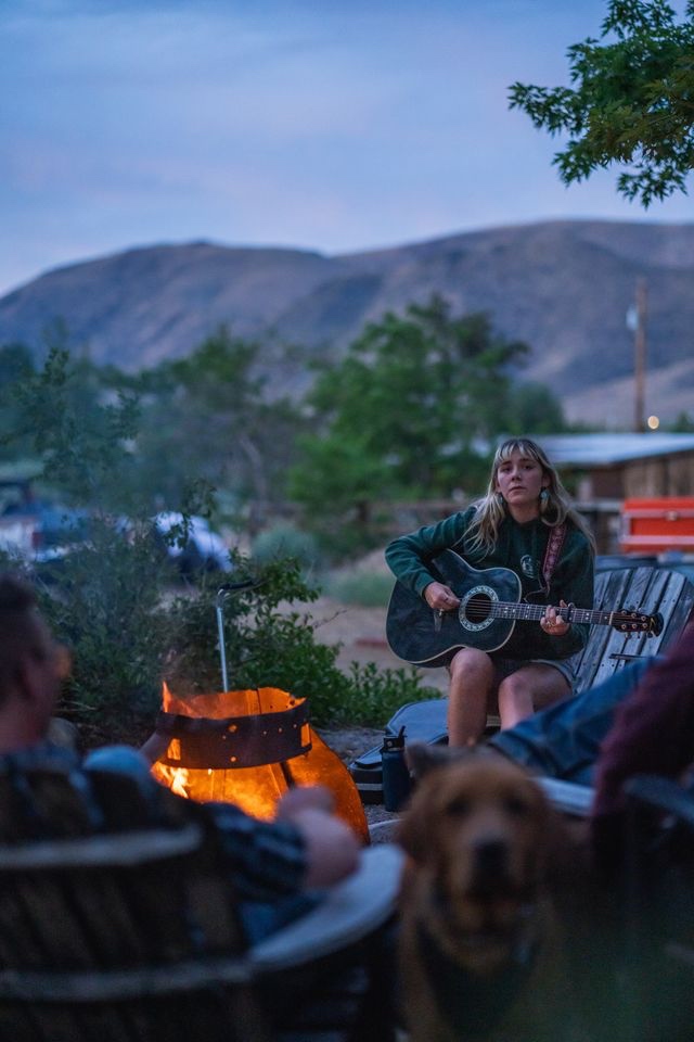 Live music by the fire pit at Andruss Motel, Walker California
